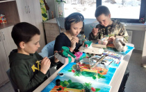 В сельском клубе села Ленино прошло мероприятие в форме творческой мастерской «Открытка и подделка для папы» в преддверии Дня защитника Отечества.