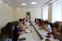 Прошло очередное аппаратное совещание под руководством главы округа Романа Деменева, на котором обсуждались вопросы подготовки школ к учебному году.