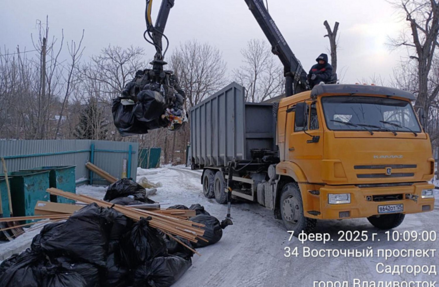 Несанкционированные свалки продолжают убирать в Приморье