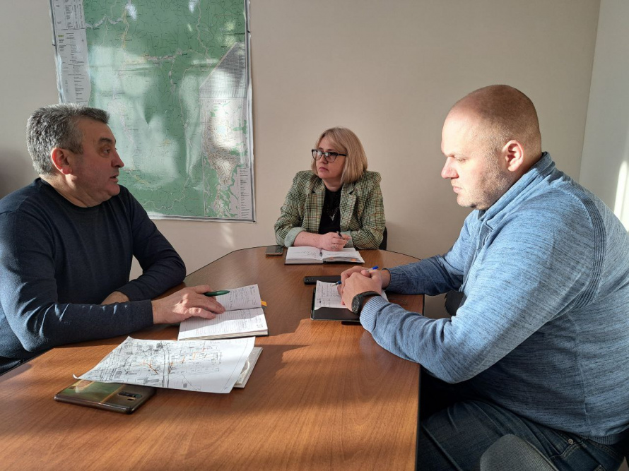 Аварийно-восстановительные работы на тепловых сетях центральной котельной продолжаются. Об этом сообщил руководитель Чугуевского теплового района Дмитрий Пачков на совещании с исполняющим обязанности главы администрации Натальей Кузьменчук. 