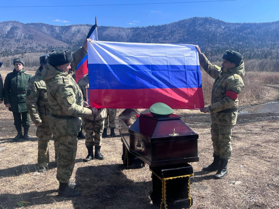 Чугуевцы проводили в последний путь героя-земляка Великого Александра Александровича, погибшего при исполнении служебного долга в специальной военной операции на территории Украины.