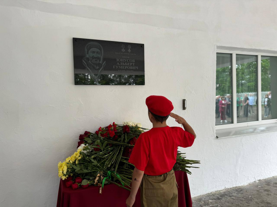 Сегодня, в годовщину гибели председателя ТИК Чугуевского района Альберта Юнусова, в районном Доме культуры состоялось торжественное открытие мемориальной доски