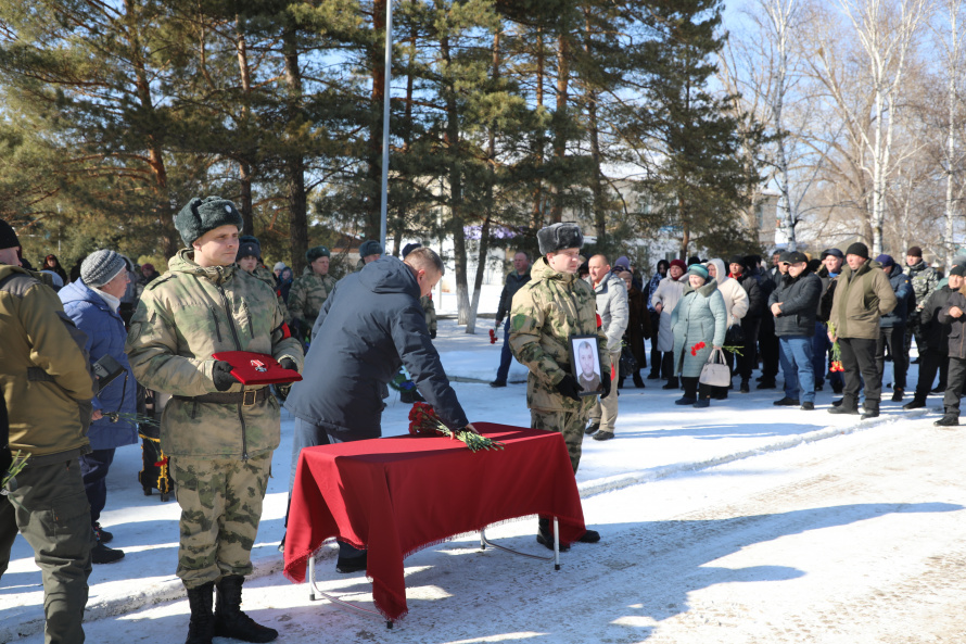 Жители Чугуевского округа проводили в последний путь героя земляка Виталия Дьяченко, героически погибшего при исполнении своего воинского долга в ходе специальной военной операции на территории Украины.  