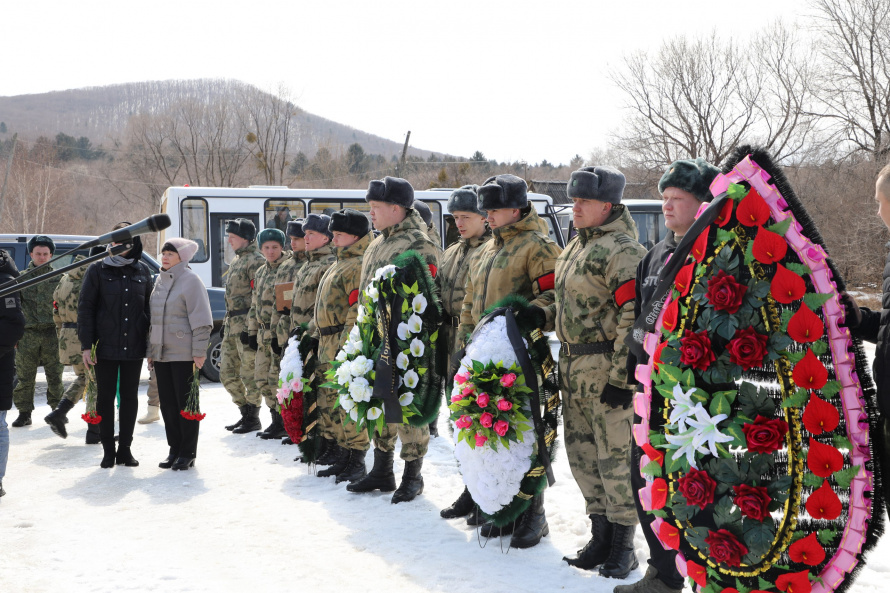 Жители Чугуевского округа проводили в последний путь героя, нашего земляка Захарова Александра Ивановича, погибшего при исполнении своего воинского долга в ходе специальной военной операции. 