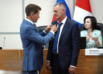 Губернатор наградил приморского лесопромышенника за вклад в развитие края Губернатор наградил приморского лесопромышенника за вклад в развитие края