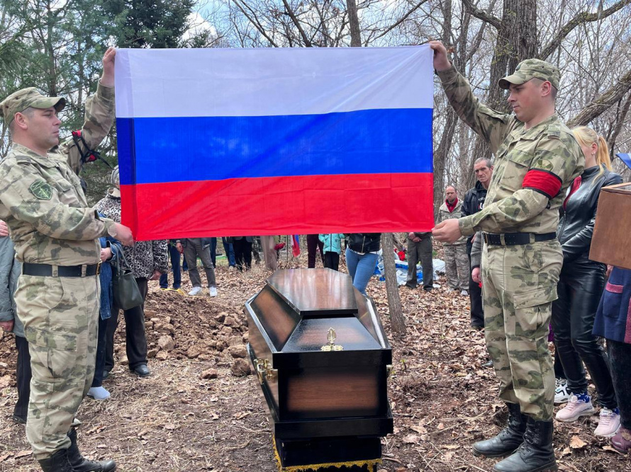 Чугуевцы проводили в последний путь героя-земляка Колесникова Евгения Викторовича, погибшего при исполнении служебного долга в специальной военной операции на территории Украины.