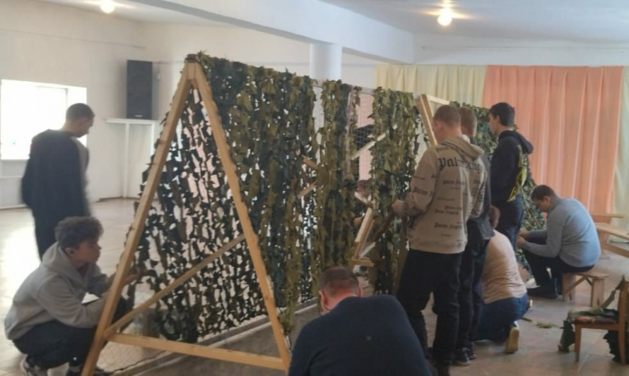 На базе районного Дома культуры продолжает работать площадка по плетению маскировочных сетей для участников СВО. 