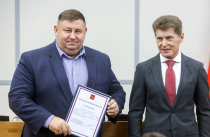 Глава Приморья вручил награды участникам СВО и волонтерам