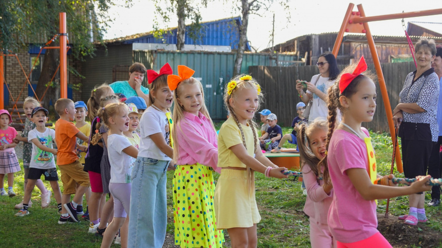 Пообщаться, поиграть и весело провести время собрались ребята в парке «Тополек».