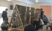 На базе районного Дома культуры продолжает работать площадка по плетению маскировочных сетей для участников СВО. 