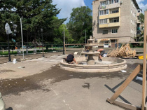 На центральной площади села Чугуевка продолжается обустройство фонтана 