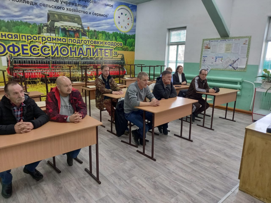 Более 30 добровольных пожарных Чугуевского округа начали обучение по программе первоначальной подготовки личного состава добровольной пожарной охраны, принимающих участие в тушении пожаров и проведении аварийно-спасательных работ. 