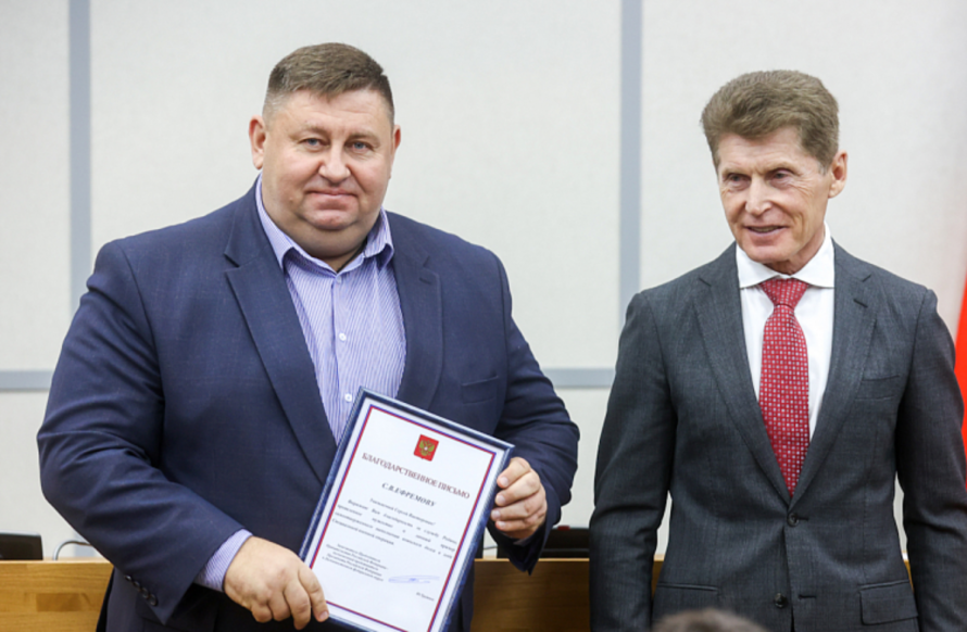 Глава Приморья вручил награды участникам СВО и волонтерам