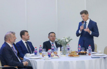 Губернатор Приморья принял участие в деловом завтраке с главой Минстроя России