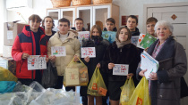 Ученики и педагоги школы №2 собрали и принесли сладости и открытки к Новому году для бойцов СВО.