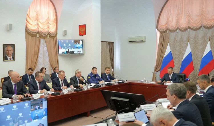 На состоявшемся в г. Хабаровске заседании Совета при полномочном представителе Президента Российской Федерации в Дальневосточном федеральном округе Юрие Трутневе обсуждены вопросы подготовки жилищно-коммунального комплекса к отопительному периоду