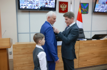 Олег Кожемяко наградил приморцев, пресекших провокацию в ТРК «Седанка Сити»