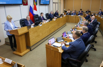 Почти 900 миллионов рублей направят дополнительно из федерального бюджета на дороги, дворы и медучреждения Приморья
