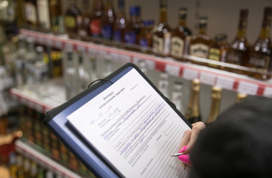 Миллионный штраф грозит продавцу контрафактного алкоголя в Приморье