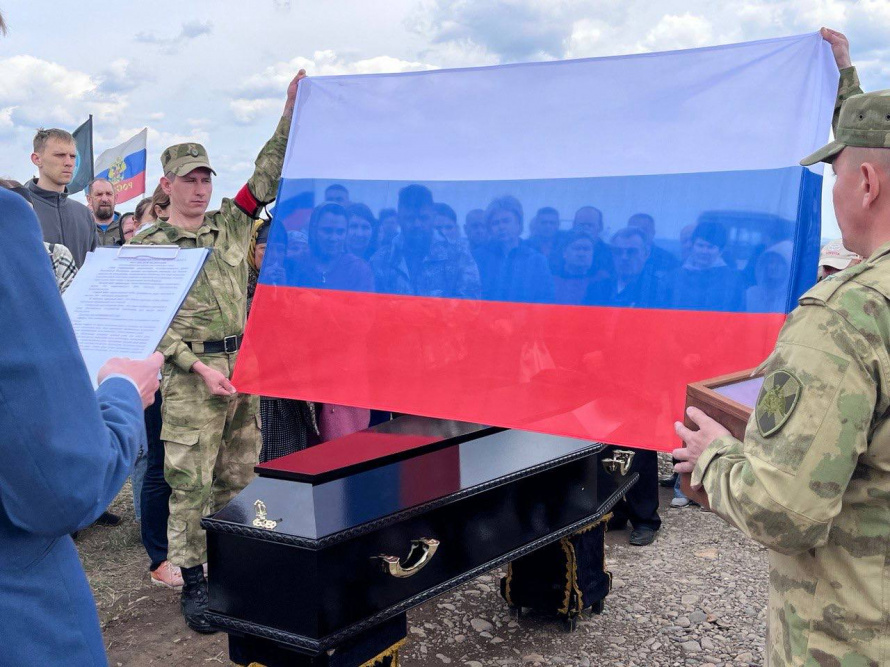Жители Чугуевского округа проводили в последний путь героя, нашего земляка Хайдикайнен Сергея Павловича, погибшего при исполнении своего воинского долга в ходе специальной военной операции. 