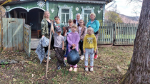 Акцию "День добрых дел " провели в с. Ленино заведующий сельской библиотеки и работники сельского клуба.