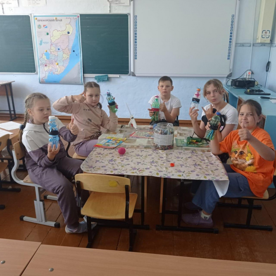  В МКОУ СОШ №9 с. Каменка во всемирный день окружающей среды говорили об использовании вторичного сырья.
