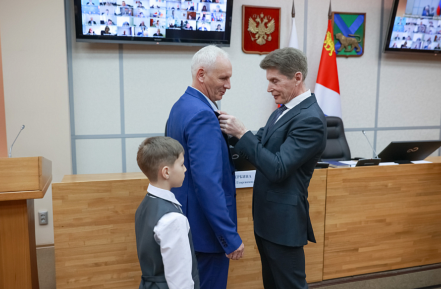 Олег Кожемяко наградил приморцев, пресекших провокацию в ТРК «Седанка Сити»