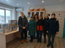 Жители села Самарка передали в волонтерский центр новогодние подарки и открытки для бойцов СВО. Напоминаем, что каждый может поучаствовать в сборе народной помощи для участников СВО. 