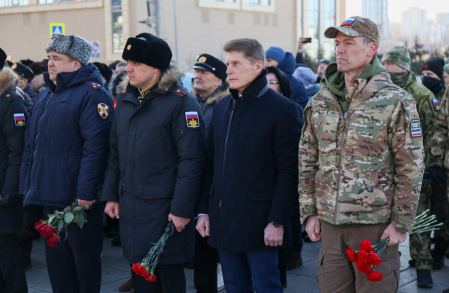 Губернатор Приморья почтил память защитников Отечества