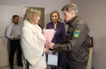 Губернатор Приморья вручил ключи от квартир семьям погибших участников СВОГубернатор Приморья вручил ключи от квартир семьям погибших участников СВО