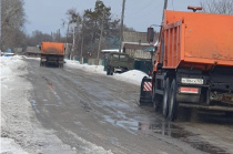 Дорожники Чугуевского округа с самого утра борются с непогодой. 