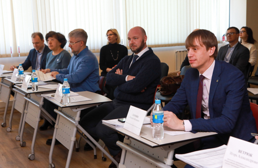 Экзоскелет и голосовой робот: в Приморье получатели грантов отчитались о реализации своих проектов