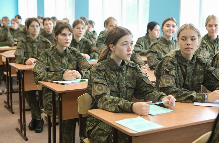 Первая женская смена стартовала в приморском «Авангарде»