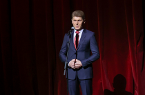 Губернатор Олег Кожемяко поздравил военных с наступающим Днем защитника Отечества в стенах Приморской сцены Мариинского театра. Во время торжественного мероприятия гости смогли насладиться представлением «Солнечные часы» в исполнении артистов Ляонинского 