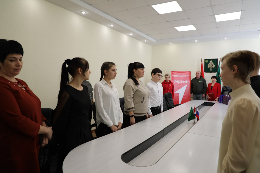 В рамках программы «Мы — граждане России» состоялась торжественная церемония вручения паспортов гражданина Российской Федерации юным участникам «Движения первых». 