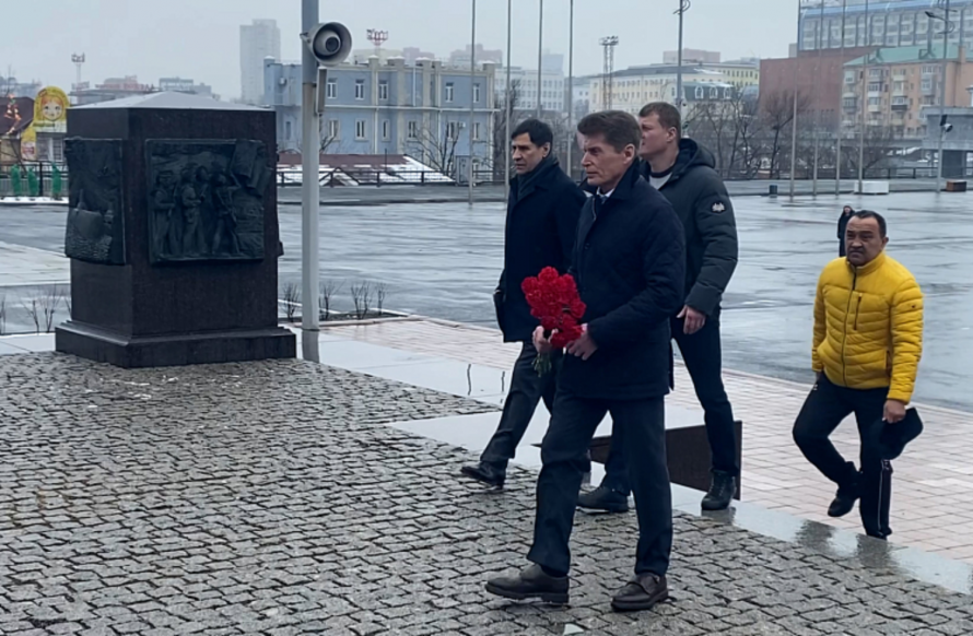 Приморцы возлагают цветы в память о погибших в теракте в Подмосковье