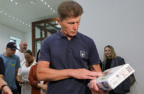 Олег Кожемяко посетил пункты сбора гуманитарной помощи в столице Приморья