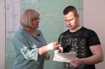 Первые в этом году ключи от двухкомнатной квартиры, предназначенной для детей-сирот, вручила и.о. главы администрации Наталья Кузьменчук.  